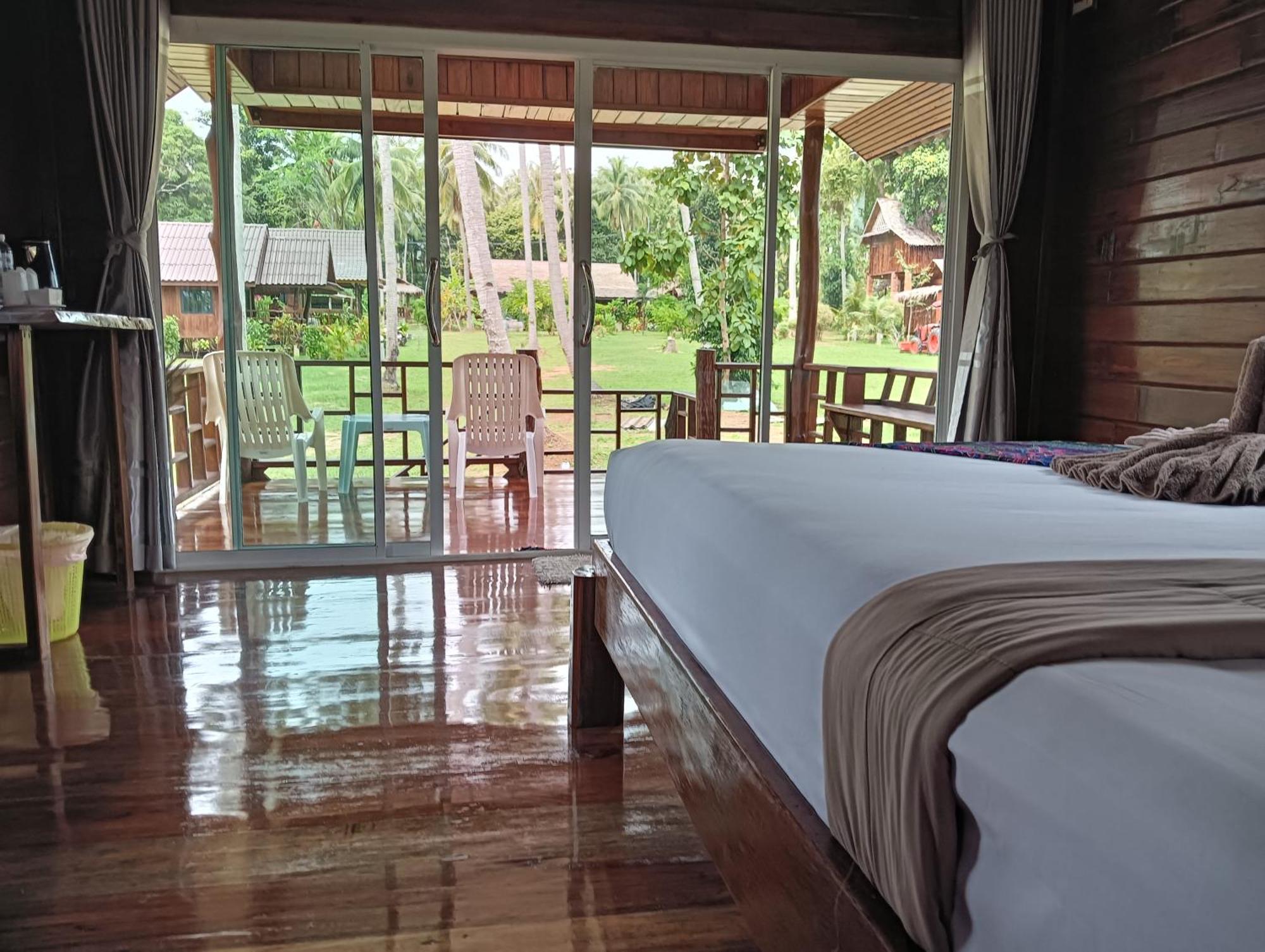 Kohjum Freedom Resort Koh Jum Dış mekan fotoğraf